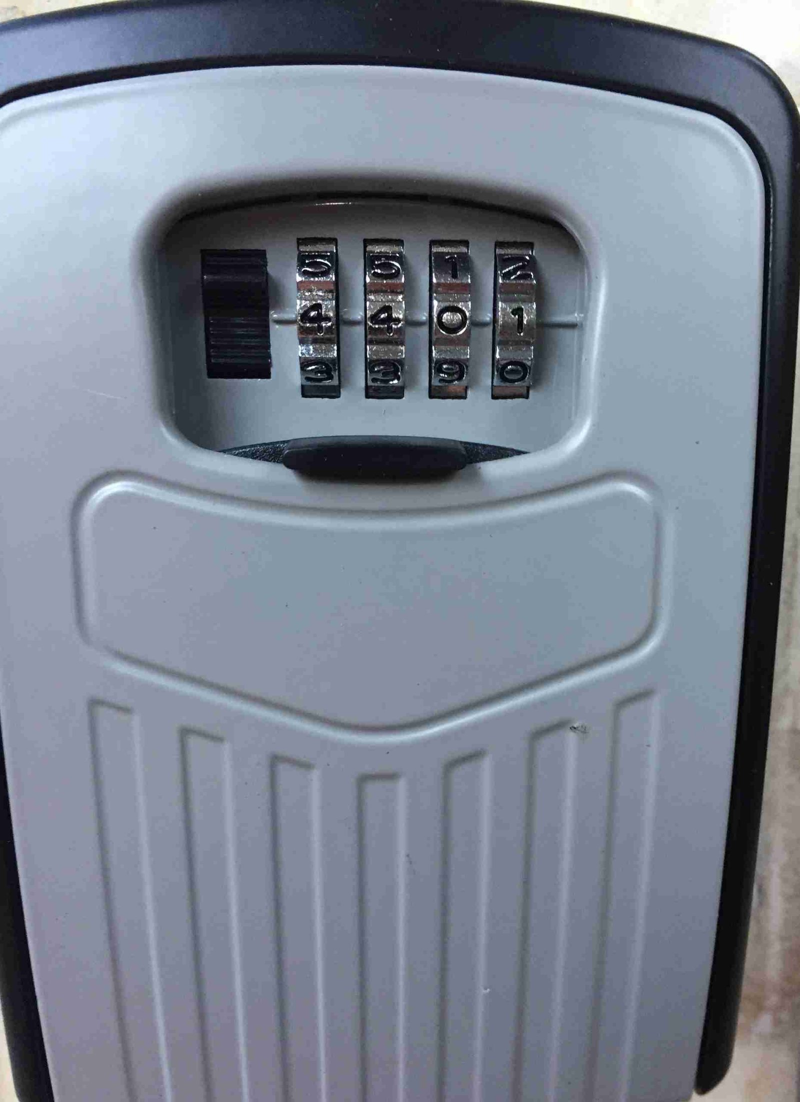 Cajetín con tu tarjeta electrónica, en la puerta del edificio