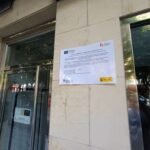Cartel-en-fachada-con-textos-modi